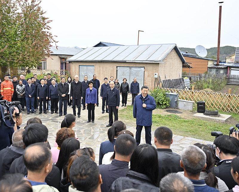 9月6日至8日，中共中央總書(shū)記、國(guó)家主席、中央軍委主席習(xí)近平在黑龍江考察。這是6日下午，習(xí)近平在大興安嶺地區(qū)漠河市北極村考察時(shí)，同當(dāng)?shù)厝罕娪H切交流。