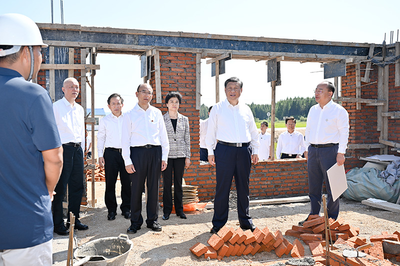 9月6日至8日，中共中央總書(shū)記、國(guó)家主席、中央軍委主席習(xí)近平在黑龍江考察。這是7日上午，習(xí)近平在遭受洪澇災(zāi)害的哈爾濱尚志市老街基鄉(xiāng)龍王廟村，察看水毀房屋重建情況。